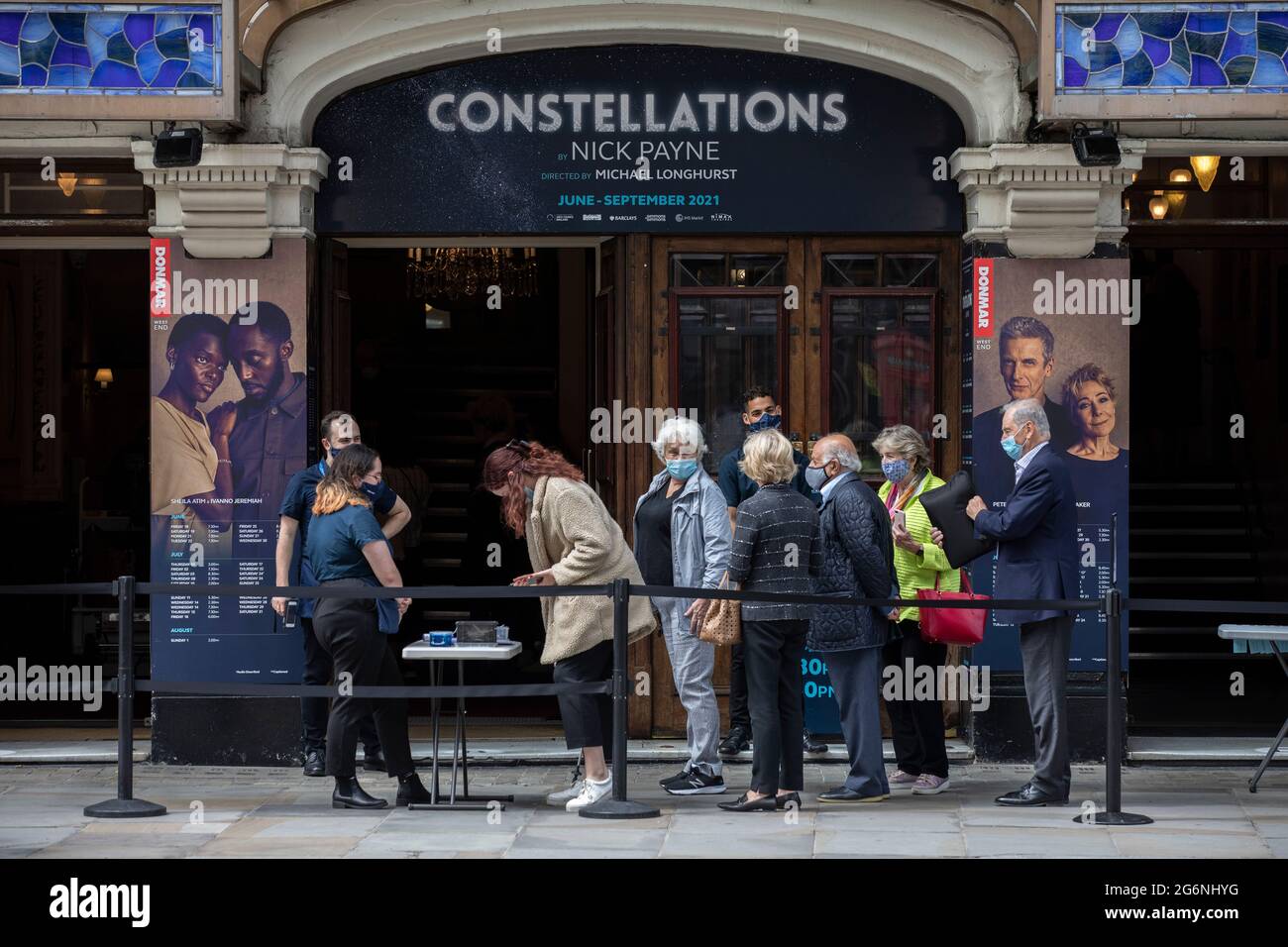 Eine Schlange von Menschen, die das Theater Vaudeville besuchen, während der Veranstaltungsort nach der Coronavirus-Sperre wieder für Aufführungen öffnet, Strand, London, England, Großbritannien Stockfoto