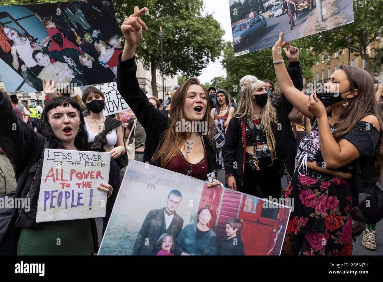 Zigeunerreisende und Roma-Zigeuner protestieren gegen die Polizei, Kriminalität, Verurteilung und Gerichte der britischen Regierung Bill, Whitehall London, Großbritannien Stockfoto