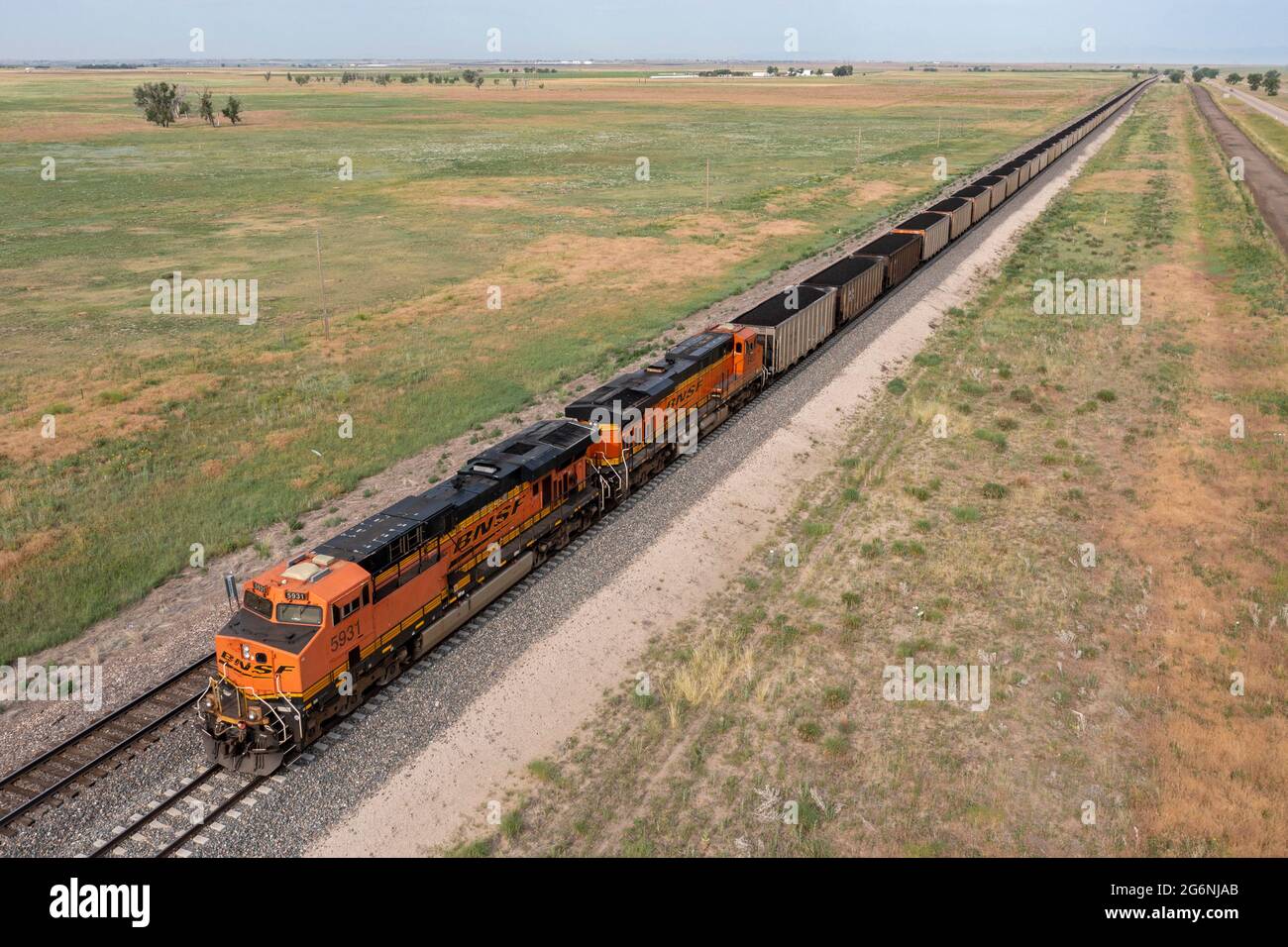 Roggen, Colorado - EIN Burlington Northern Santa Fe Güterzug, der Kohle östlich von Denver transportiert. Stockfoto