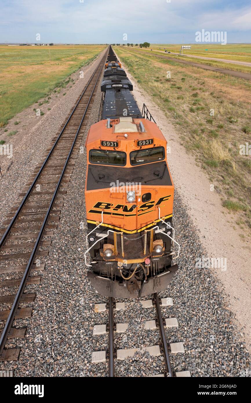Roggen, Colorado - EIN Burlington Northern Santa Fe Güterzug, der Kohle östlich von Denver transportiert. Stockfoto
