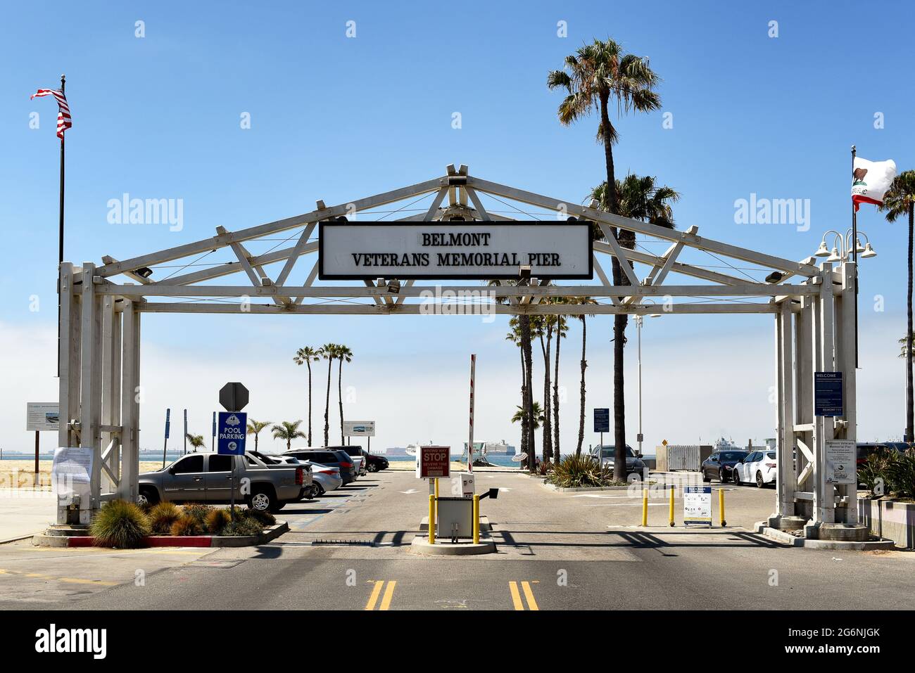 LONG BEACH, KALIFORNIEN - 5. JULI 2021: Parkplatzeingang am Belmont Veterans Memorial Pier. Stockfoto