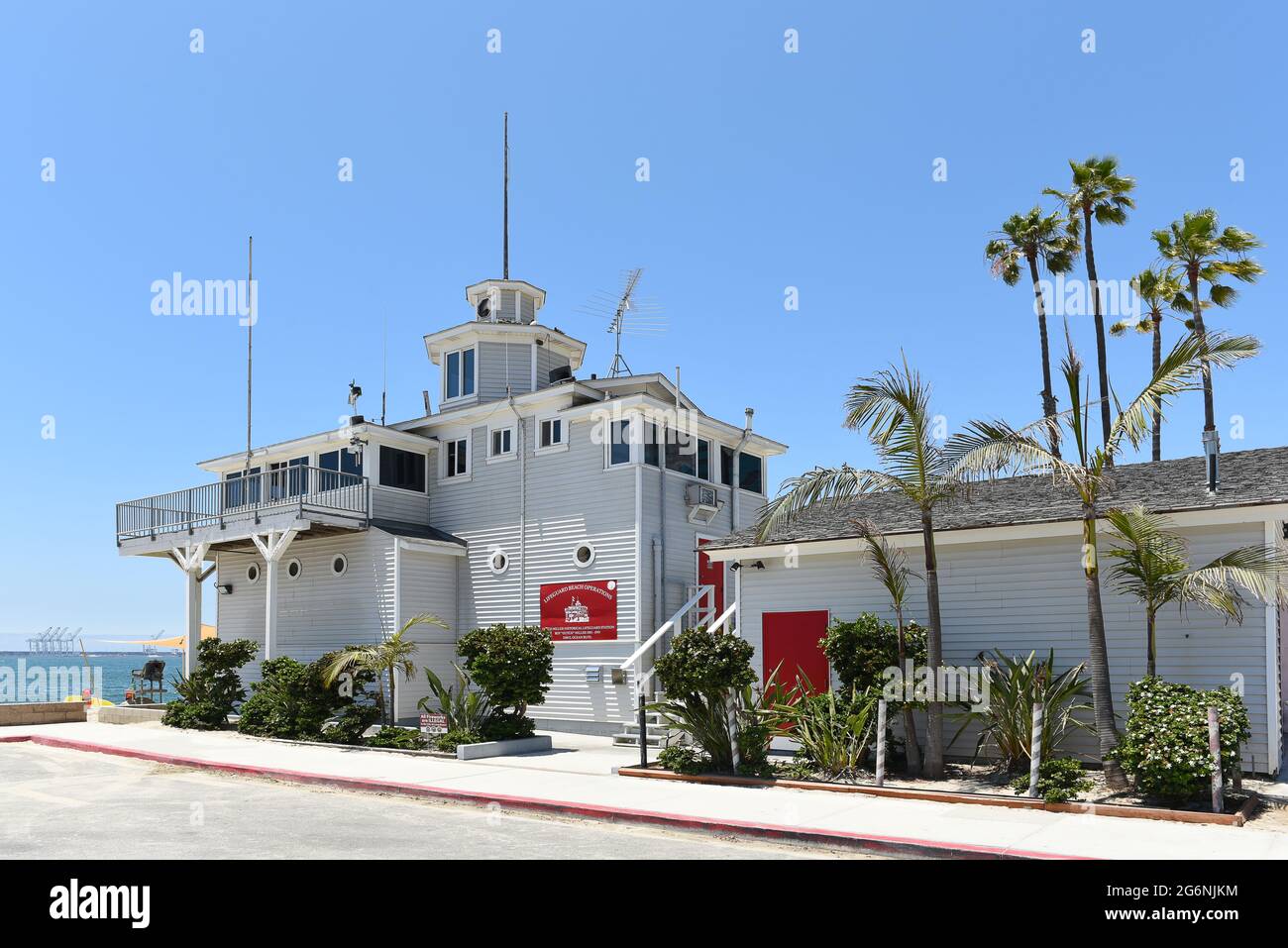 LONG BEACH, KALIFORNIEN - 5. JULI 2021: Die Dutch Miller Historical Lifeguard Station, Heimat des Long Beach Lifeguard Headquarters. Stockfoto