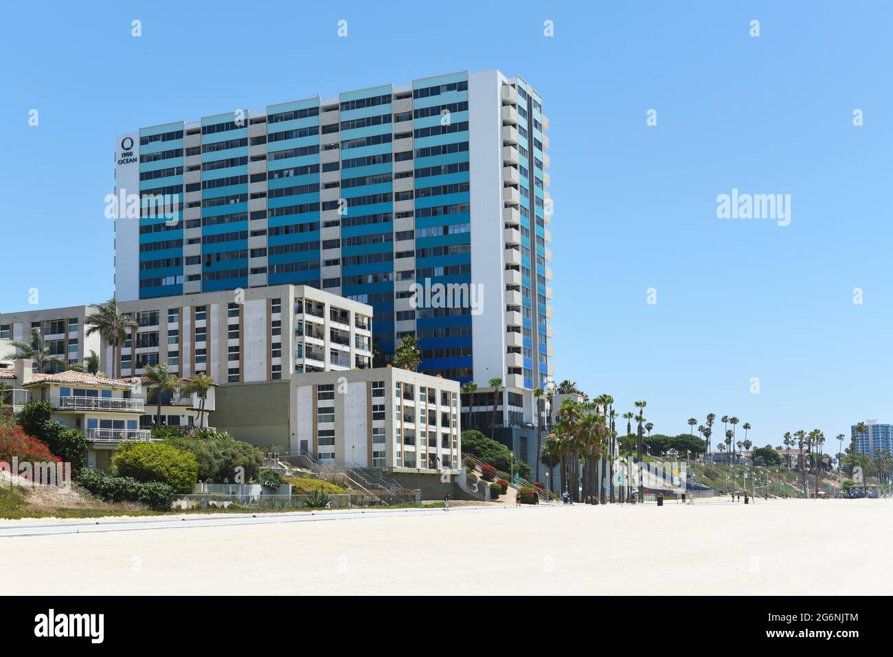 LONG BEACH, KALIFORNIEN - 5. JULI 2021: 1900 Ocean Beach Club Apartments mit Blick auf den Pazifik. Stockfoto