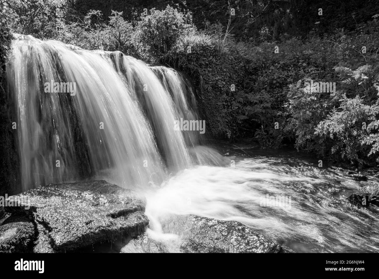 Langzeitbelichtung eines Wasserfalls, der auf Lee Abbey Beach in Devon fließt Stockfoto