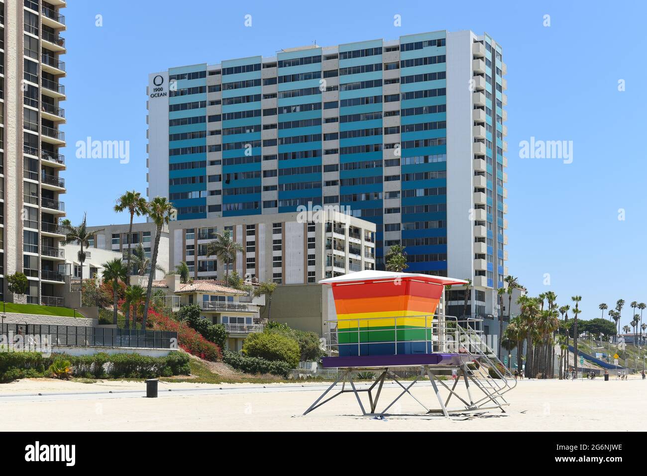 LONG BEACH, KALIFORNIEN - 5. JULI 2021: Rainbow Lifeguard Tower mit Wohnhäusern und Eigentumswohnungen im Hintergrund. Stockfoto