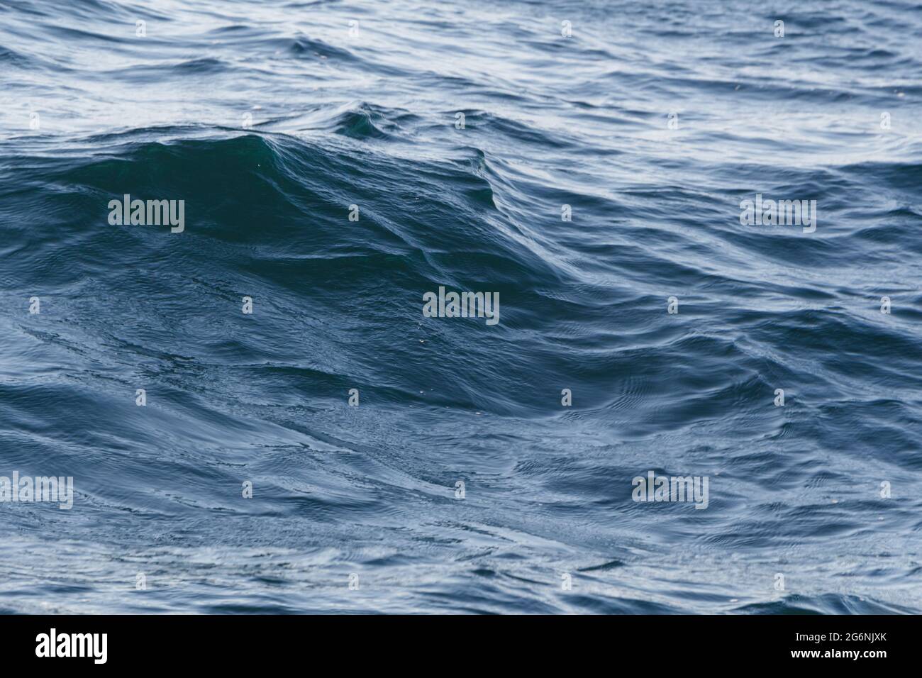 Wellenlände am Atlantik in der Bretagne Stockfoto