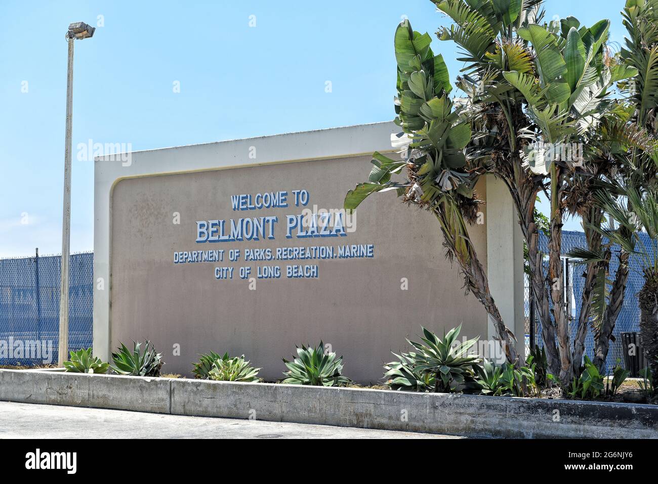 LONG BEACH, KALIFORNIEN - 5. JULI 2021: Schild am Belmont Plaza auf dem Shoreline Way, im Belmont Shores Viertel. Stockfoto