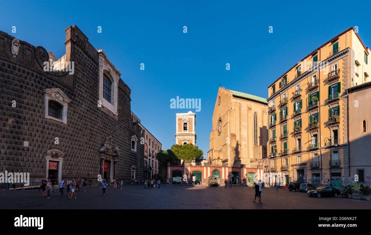 Ein Panoramabild der Piazza del Gesù Nuovo (Neapel). Stockfoto