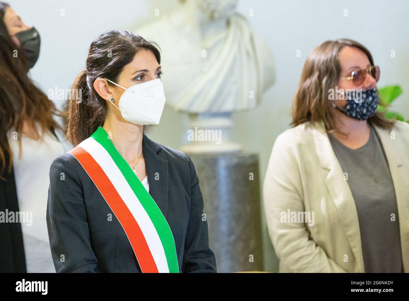 Rom, Italien. Juli 2021. Virginia Raggi, Bürgermeisterin von Rom, in der Grabkammer von Rafaella Carrà (Foto: Matteo Nardone/Pacific Press) Quelle: Pacific Press Media Production Corp./Alamy Live News Stockfoto