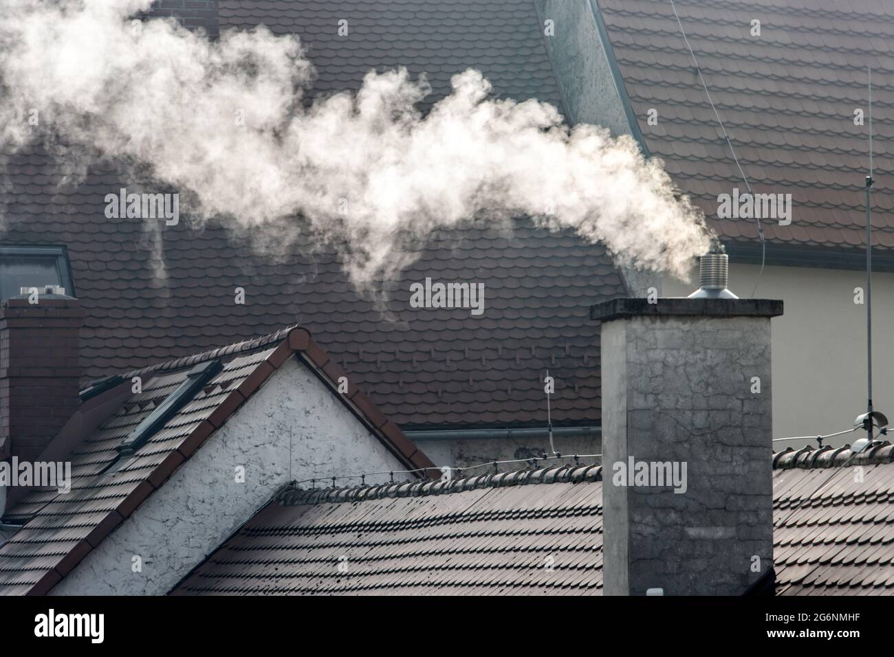 Kamin Rauch Drückt In Die Wohnung Pollution chimney smoke -Fotos und -Bildmaterial in hoher Auflösung – Alamy