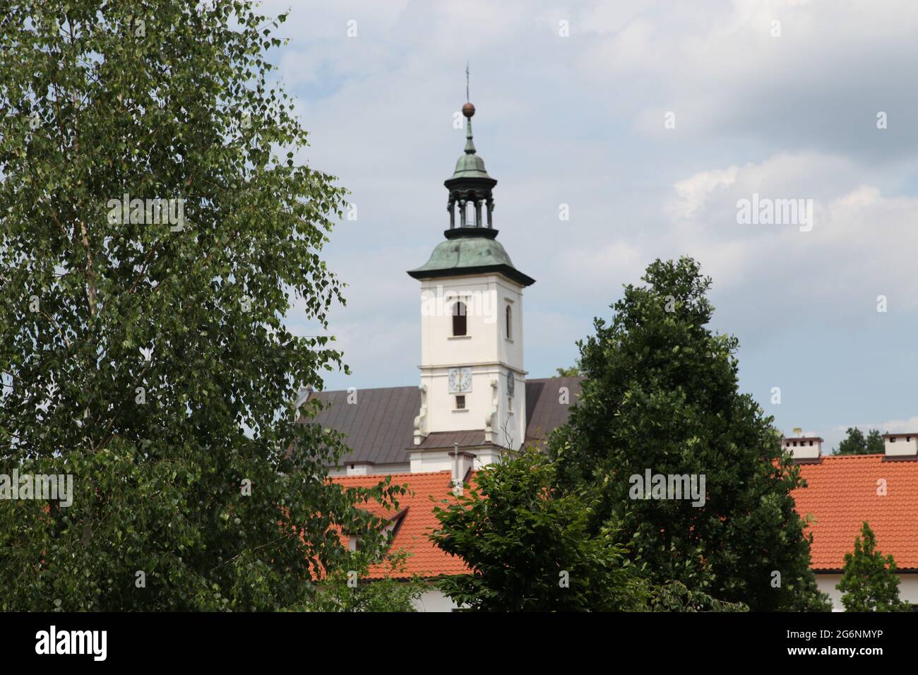 Kamaldulenskomplex in Rytwiany, Kloster in Rytwiany, Heiligtum, Einsiedelei aus goldenem Wald Stockfoto