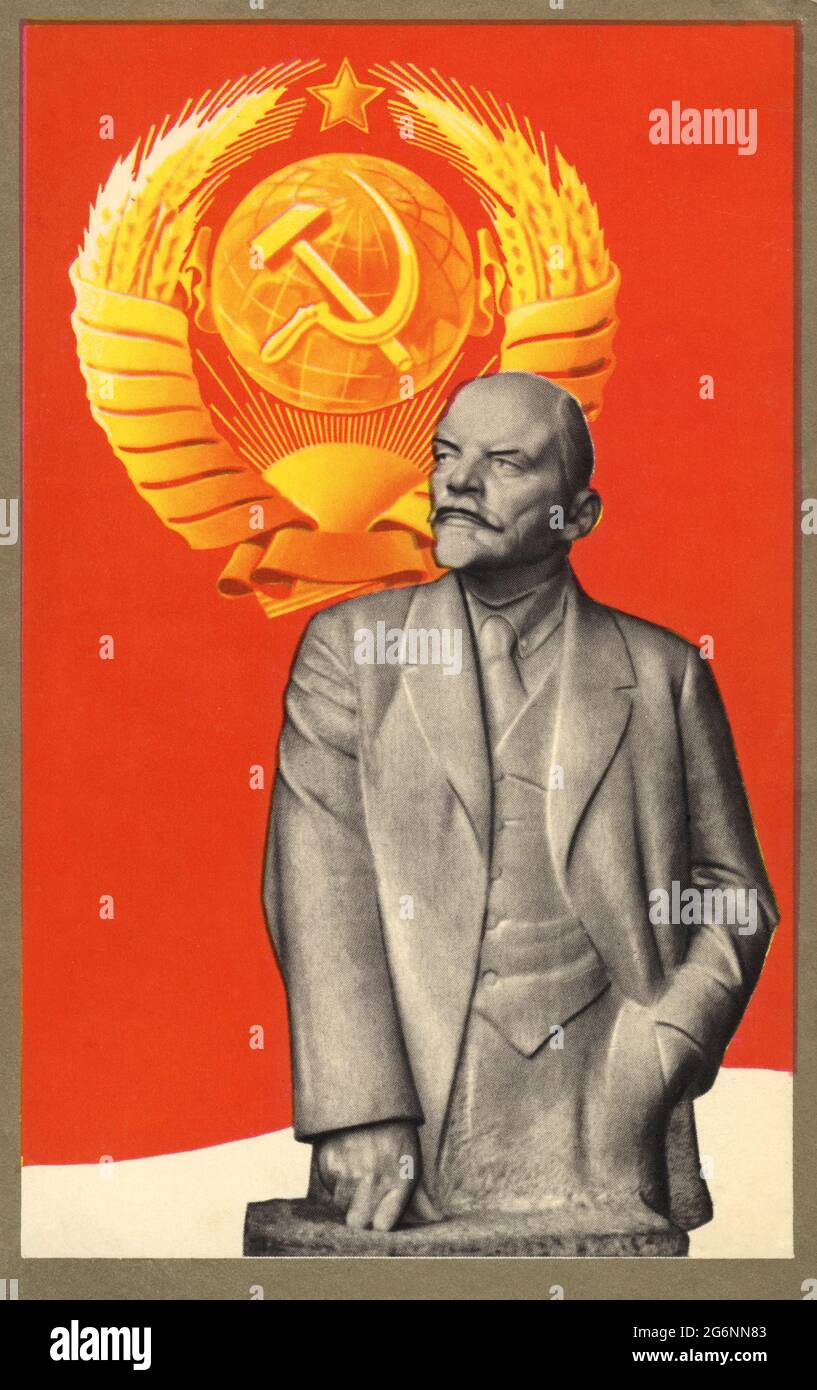 Sowjetische Postkarte. Skulptur von Lenin (Kreator Andrejew) vor dem Hintergrund der Roten Flagge mit Staatswappen, UdSSR, 1982 Stockfoto