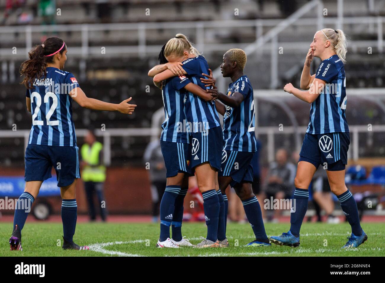 Stockholm, Schweden. Juli 2021. Nellie Lilja (12 Djurgarden) feiert,  nachdem sie ihr Team beim Spiel zwischen Djurgardens IF und Pitea IF im  Stockholm Stadion in Stockholm, Schweden, das zweite Tor mit ihren