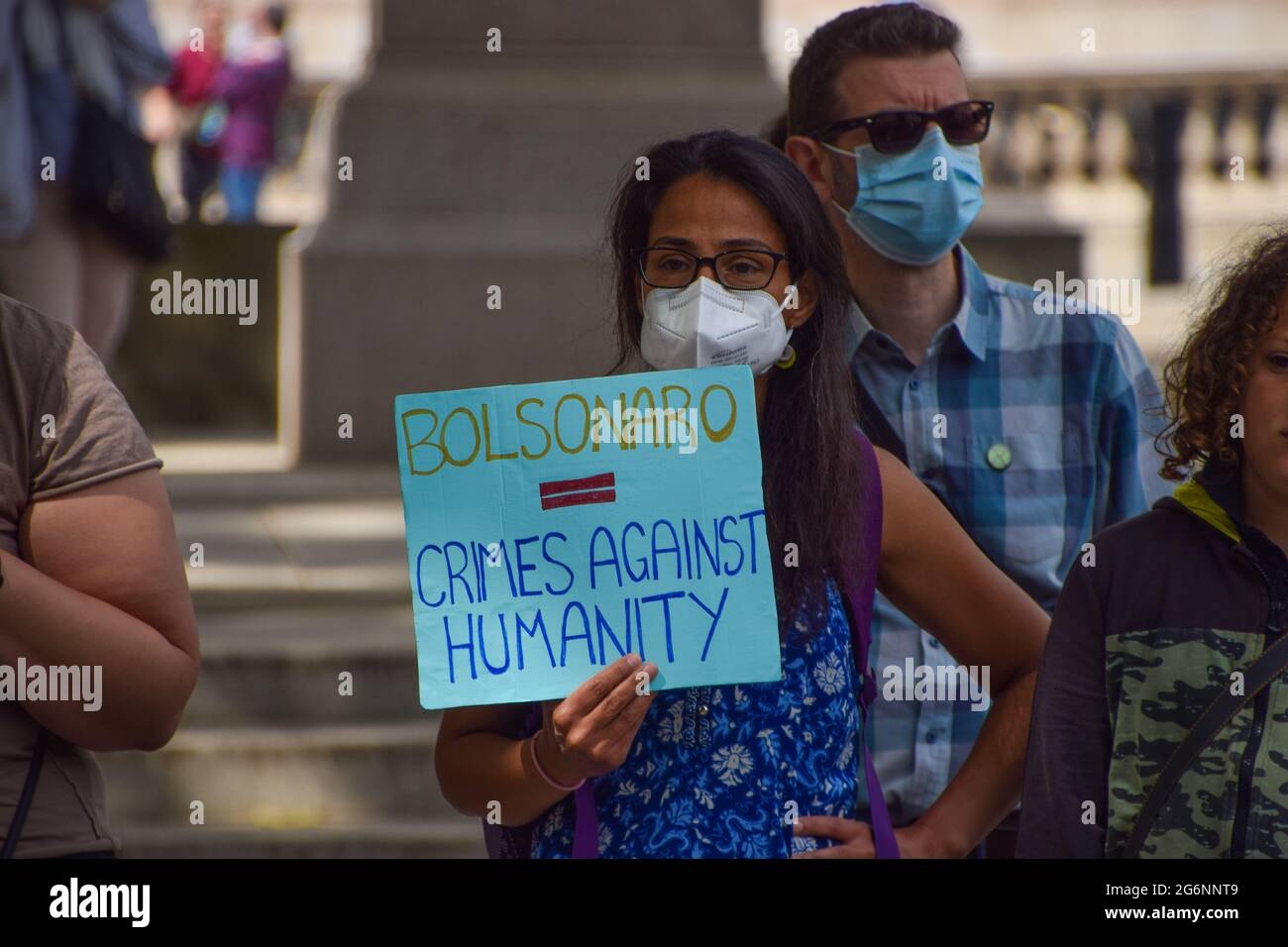 London, Großbritannien. Juli 2021. Demonstranten versammelten sich auf dem Parliament Square, um gegen den brasilianischen Präsidenten Jair Bolsonaro und seinen Umgang mit der Coronavirus-Pandemie zu protestieren, die in Brasilien bisher mehr als 500,000 Menschenleben gekostet hat. Stockfoto