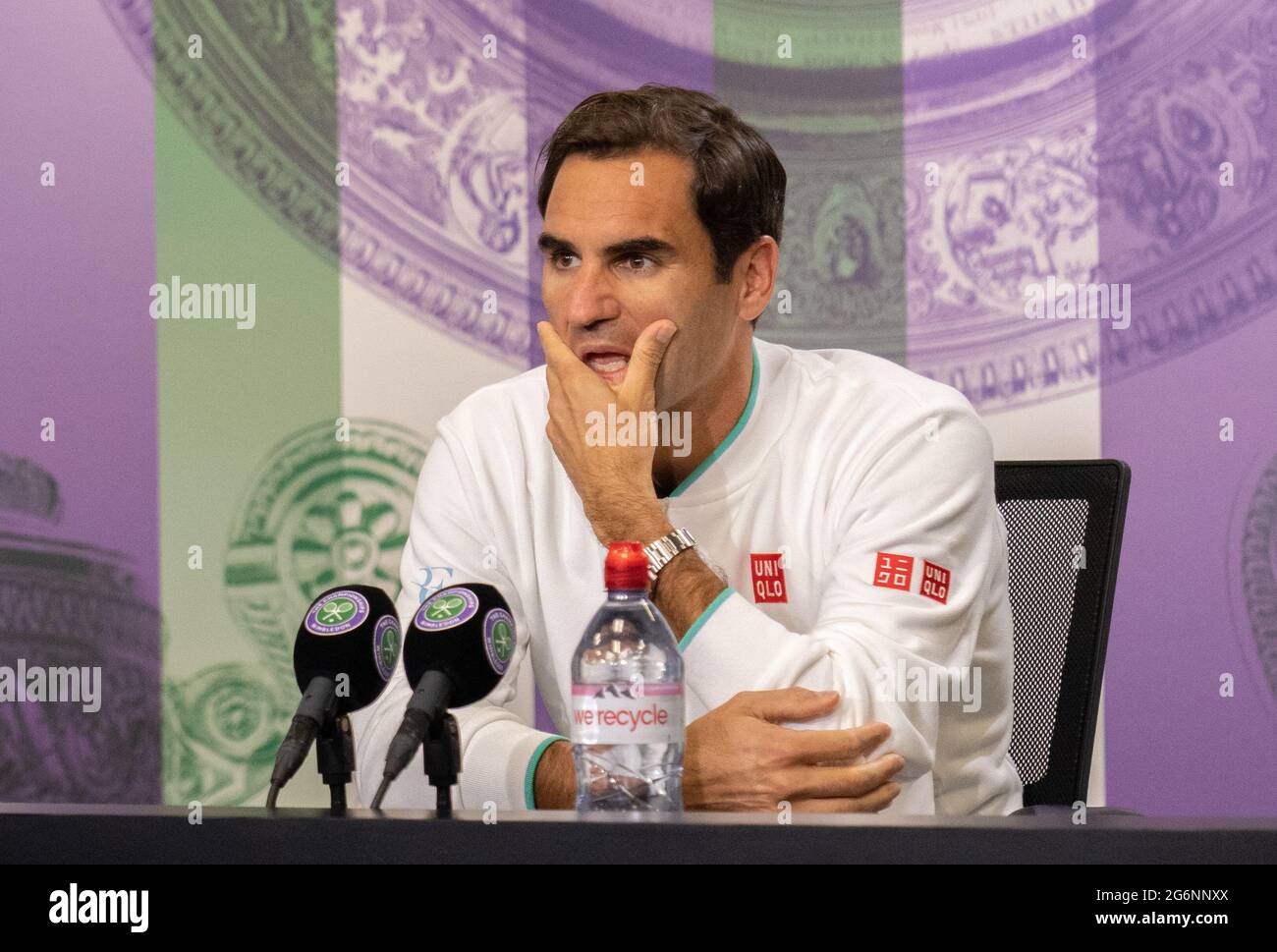 Roger Federer nimmt an einer Pressekonferenz im Hauptinterviewraum Teil, nachdem er am 9. Tag von Wimbledon im All England Lawn Tennis and Croquet Club in Wimbledon im Viertelfinale der Herren-Singles auf dem Center Court gegen Hubert Hurkacz verloren hatte. Bilddatum: Mittwoch, 7. Juli 2021. Stockfoto