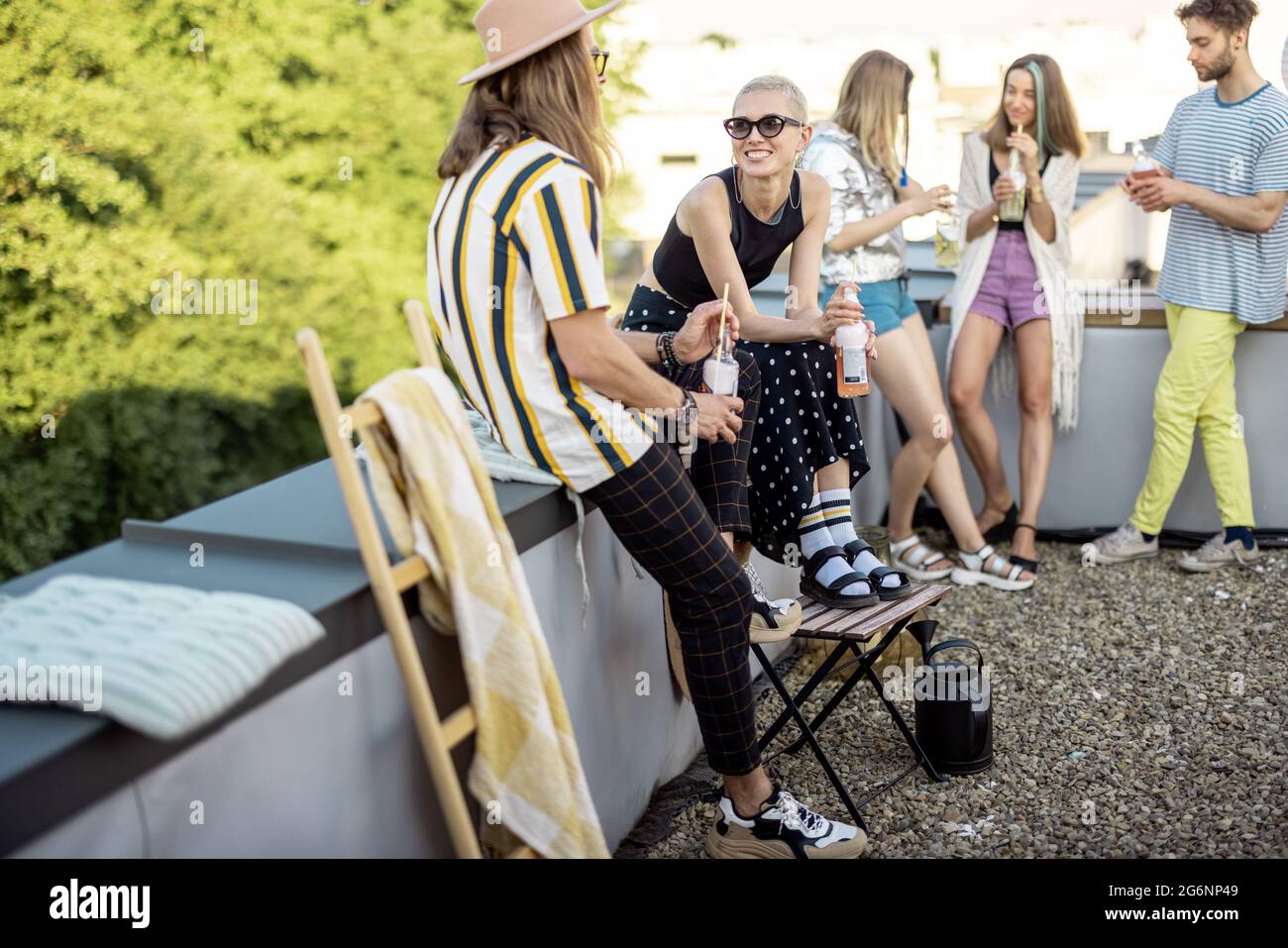 Zwei Freunde hängen beim Picknick im Freien Stockfoto