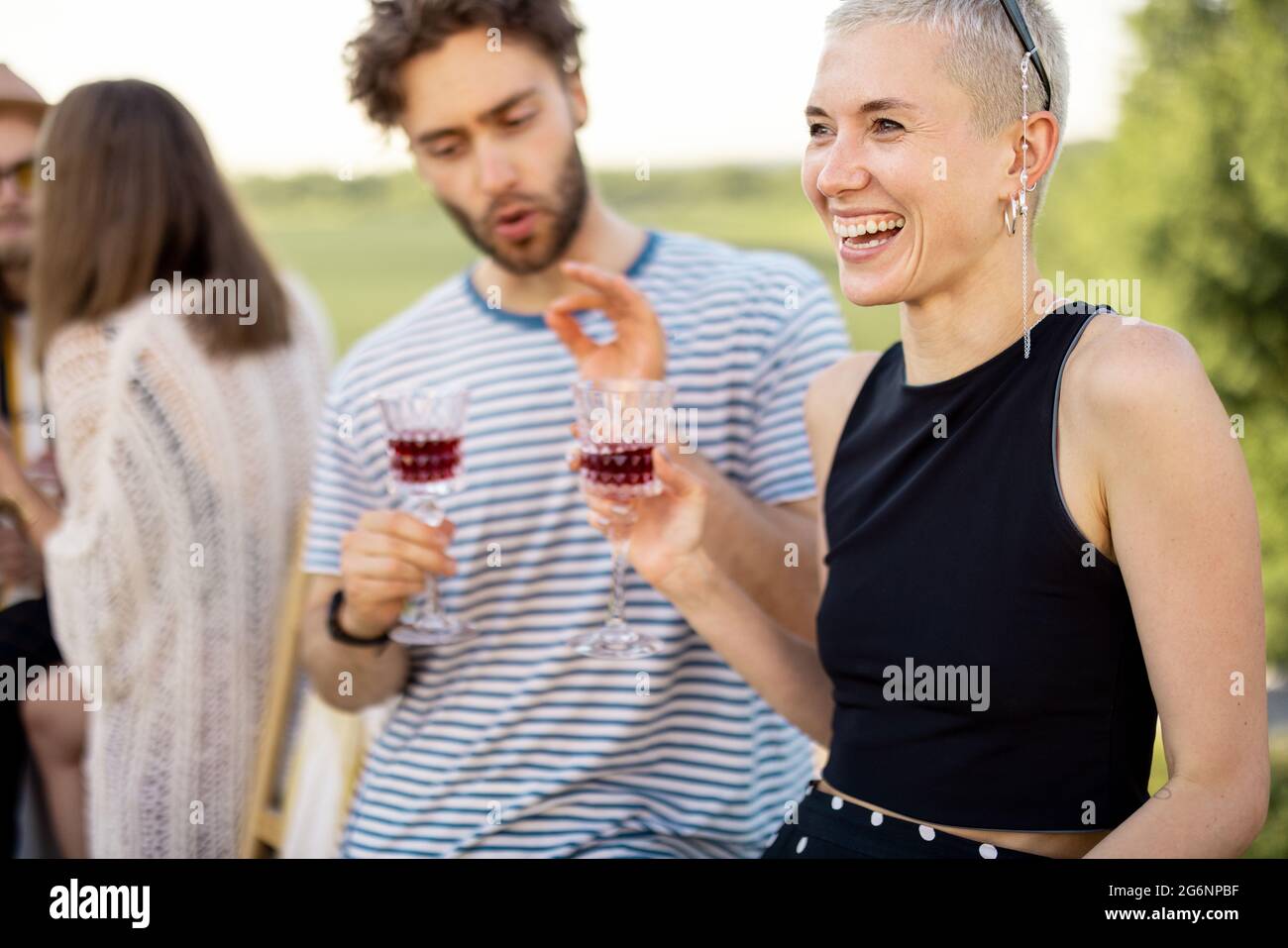 Zwei Freunde hängen beim Picknick im Freien Stockfoto
