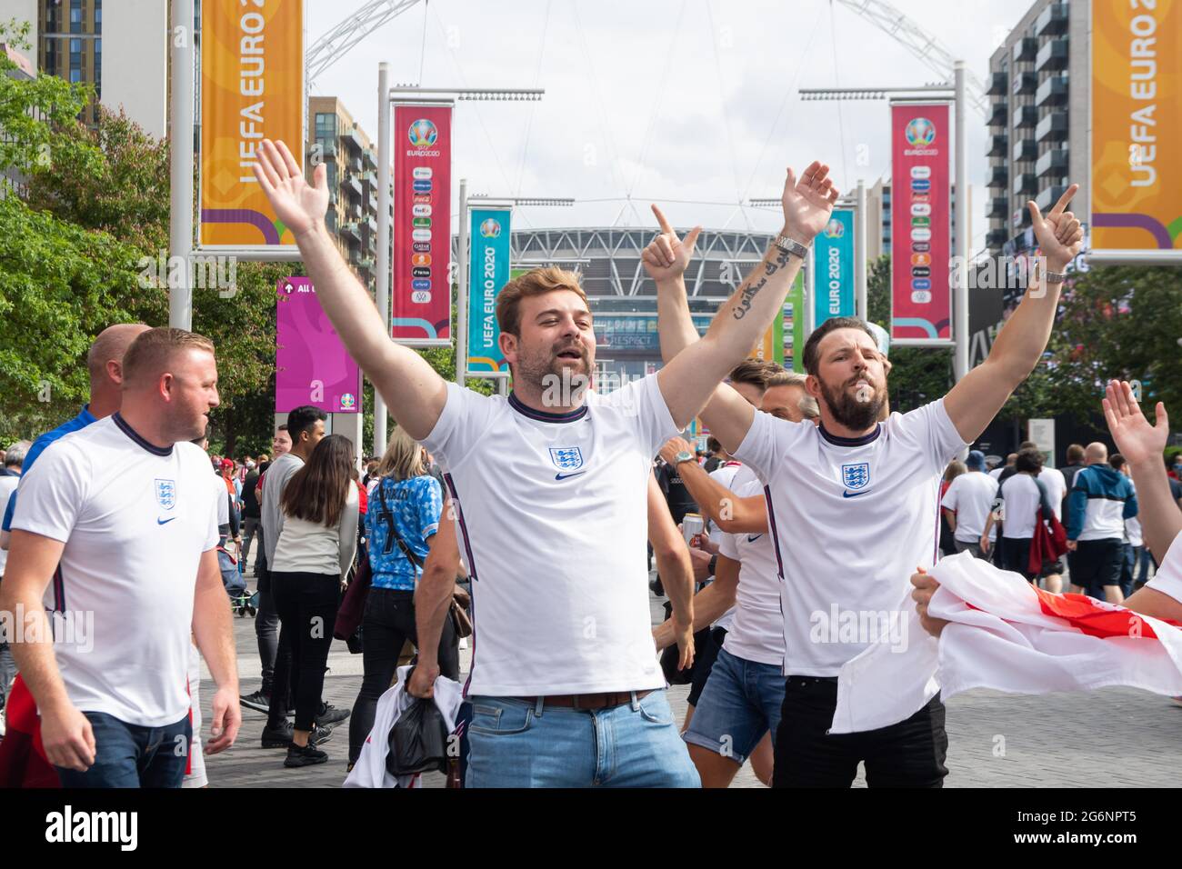 London, Großbritannien. Juli 2021. England-Fans freuten sich vor dem UEFA-Halbfinale der Euro 2020 zwischen England und Demark im Wembley-Stadion. Kredit: Michael Tubi/Alamy Live Nachrichten. Stockfoto