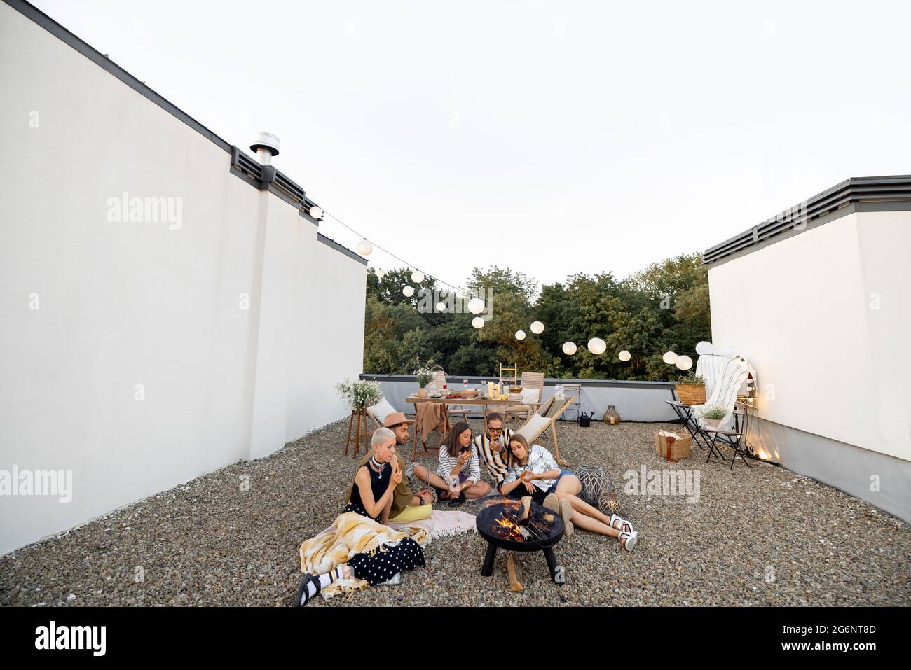 Dachterrasse mit Freunden, die ein Picknick machen Stockfoto