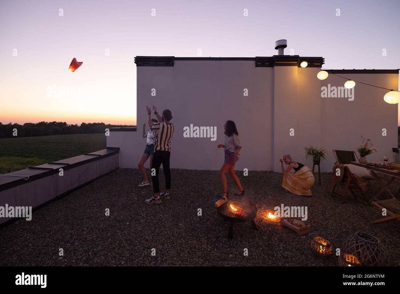 Freunde haben eine Party in der Nacht Stockfoto