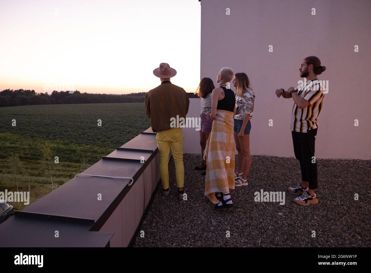 Freunde haben eine Party in der Nacht Stockfoto