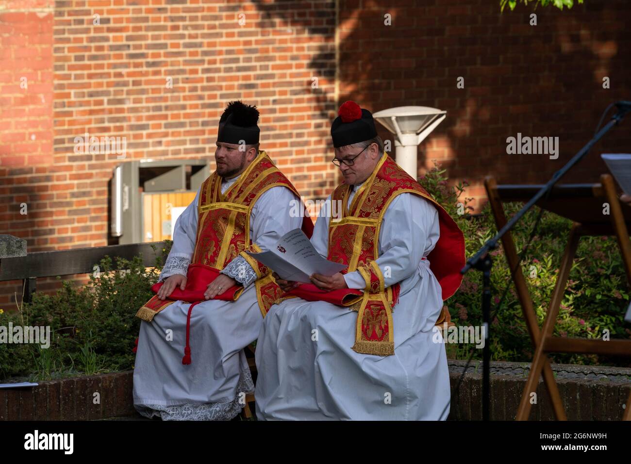 Brentwood Essex 7. Juli 2021 eine Open-Air-Patronatsmesse in den Ruinen der alten Kapelle St. Thomas a Becket in der Brentwood High Street. Die Messe feiert 800 Jahre seit der Weihe der Kapelle. Dies ist die erste Messe in der Kapelle seit etwa fünfzig Jahren. Es war ein surreales Ereignis, wenn man bedenkt, dass es am selben Abend war, als das England-Spiel und beunselte England-Fans fuhren und gingen am Service vorbei. Vater Mark North und Vater Matthew Austin Kredit: Ian Davidson/Alamy Live News Stockfoto