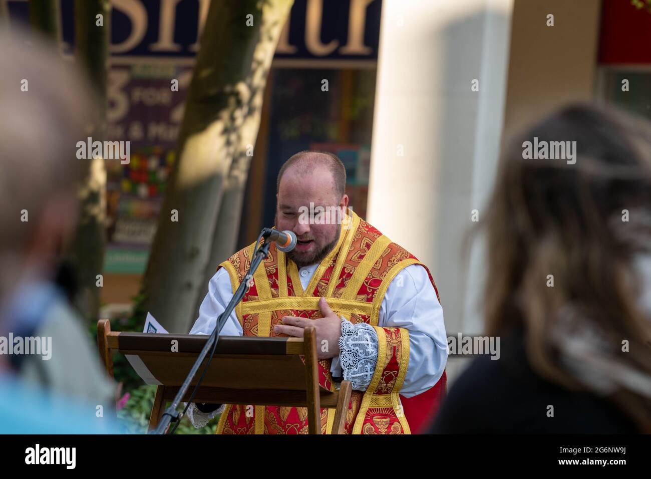 Brentwood Essex 7. Juli 2021 eine Open-Air-Patronatsmesse in den Ruinen der alten Kapelle St. Thomas a Becket in der Brentwood High Street. Die Messe feiert 800 Jahre seit der Weihe der Kapelle. Dies ist die erste Messe in der Kapelle seit etwa fünfzig Jahren. Es war ein surreales Ereignis, wenn man bedenkt, dass es am selben Abend war, als das England-Spiel und beunselte England-Fans fuhren und gingen am Service vorbei. Vater Mark North und Vater Matthew Austin Kredit: Ian Davidson/Alamy Live News Stockfoto