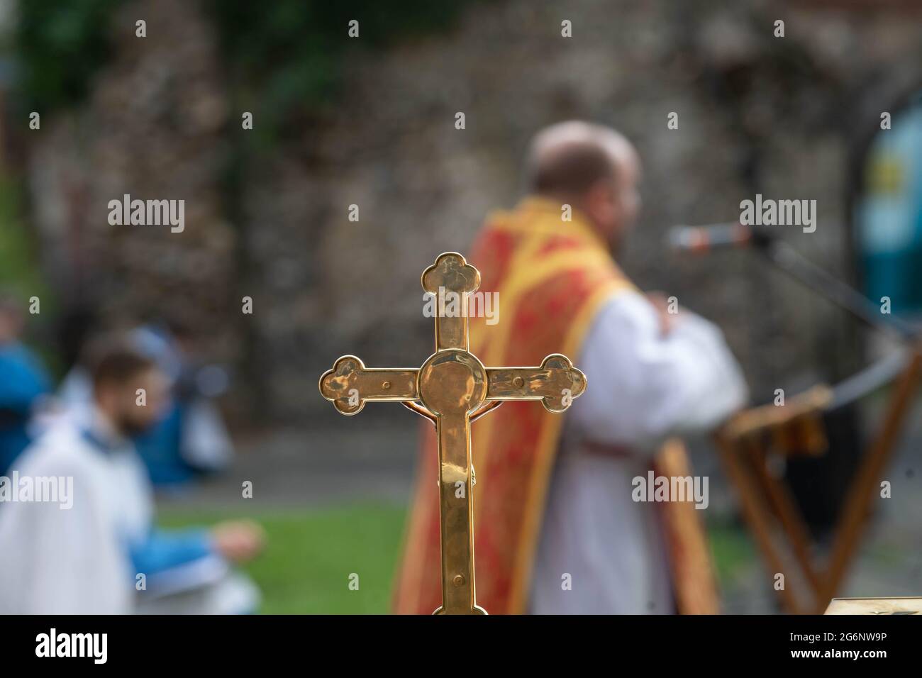 Brentwood Essex 7. Juli 2021 eine Open-Air-Patronatsmesse in den Ruinen der alten Kapelle St. Thomas a Becket in der Brentwood High Street. Die Messe feiert 800 Jahre seit der Weihe der Kapelle. Dies ist die erste Messe in der Kapelle seit etwa fünfzig Jahren. Es war ein surreales Ereignis, wenn man bedenkt, dass es am selben Abend war, als das England-Spiel und beunselte England-Fans fuhren und gingen am Service vorbei. Vater Mark North und Vater Matthew Austin Kredit: Ian Davidson/Alamy Live News Stockfoto