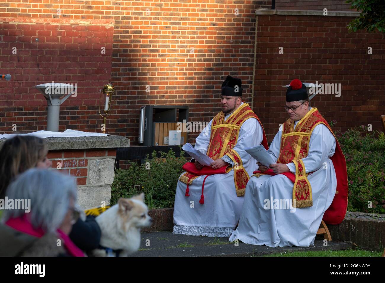 Brentwood Essex 7. Juli 2021 eine Open-Air-Patronatsmesse in den Ruinen der alten Kapelle St. Thomas a Becket in der Brentwood High Street. Die Messe feiert 800 Jahre seit der Weihe der Kapelle. Dies ist die erste Messe in der Kapelle seit etwa fünfzig Jahren. Es war ein surreales Ereignis, wenn man bedenkt, dass es am selben Abend war, als das England-Spiel und beunselte England-Fans fuhren und gingen am Service vorbei. Vater Mark North und Vater Matthew Austin Kredit: Ian Davidson/Alamy Live News Stockfoto