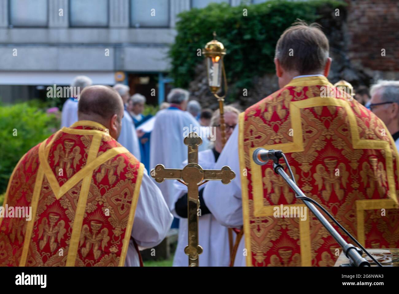 Brentwood Essex 7. Juli 2021 eine Open-Air-Patronatsmesse in den Ruinen der alten Kapelle St. Thomas a Becket in der Brentwood High Street. Die Messe feiert 800 Jahre seit der Weihe der Kapelle. Dies ist die erste Messe in der Kapelle seit etwa fünfzig Jahren. Es war ein surreales Ereignis, wenn man bedenkt, dass es am selben Abend war, als das England-Spiel und beunselte England-Fans fuhren und gingen am Service vorbei. Vater Mark North und Vater Matthew Austin Kredit: Ian Davidson/Alamy Live News Stockfoto