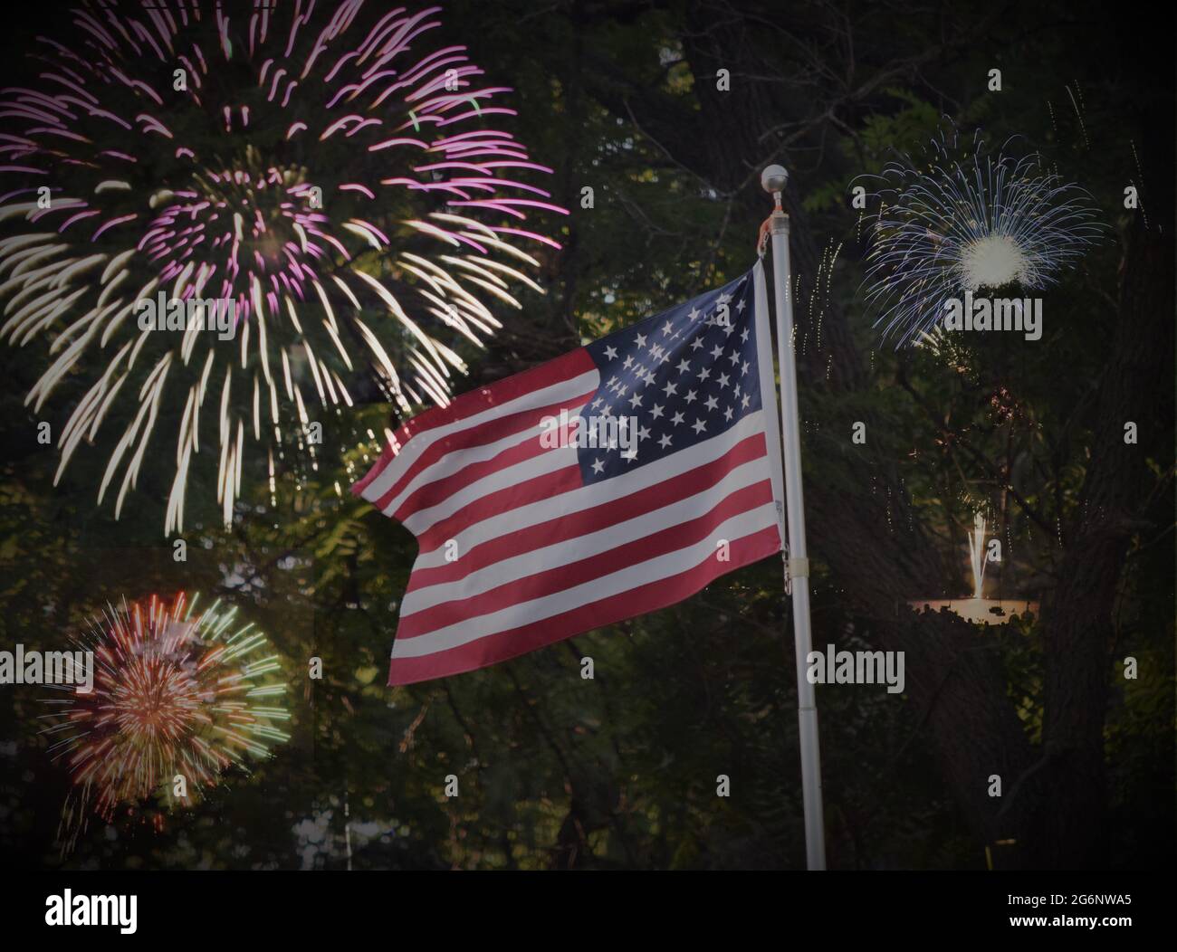 Amerikanische Flagge und Feuerwerk Stockfoto