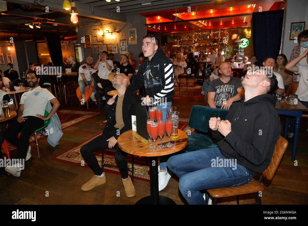 Leicester, Leicestershire, Großbritannien, 7. Juli 2021. UK News. Fußballfans beobachten England gegen Dänemark in der Queen of Bradgate im Stadtzentrum von Leicester. Alex Hannam/Alamy Live News Stockfoto