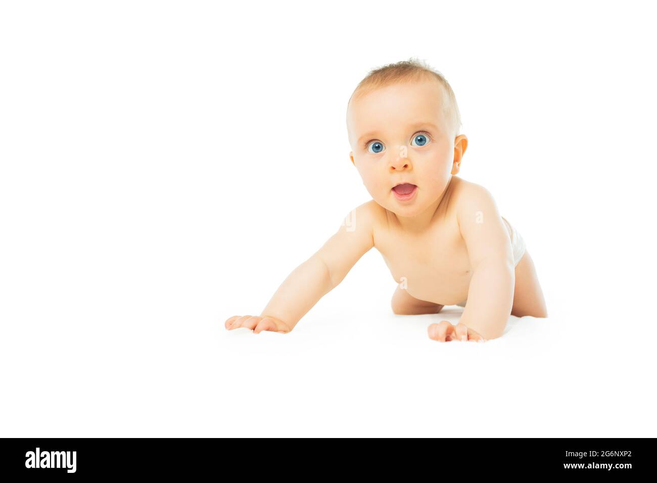 Baby Mädchen in Windel isoliert auf weiß kriechen Stockfoto