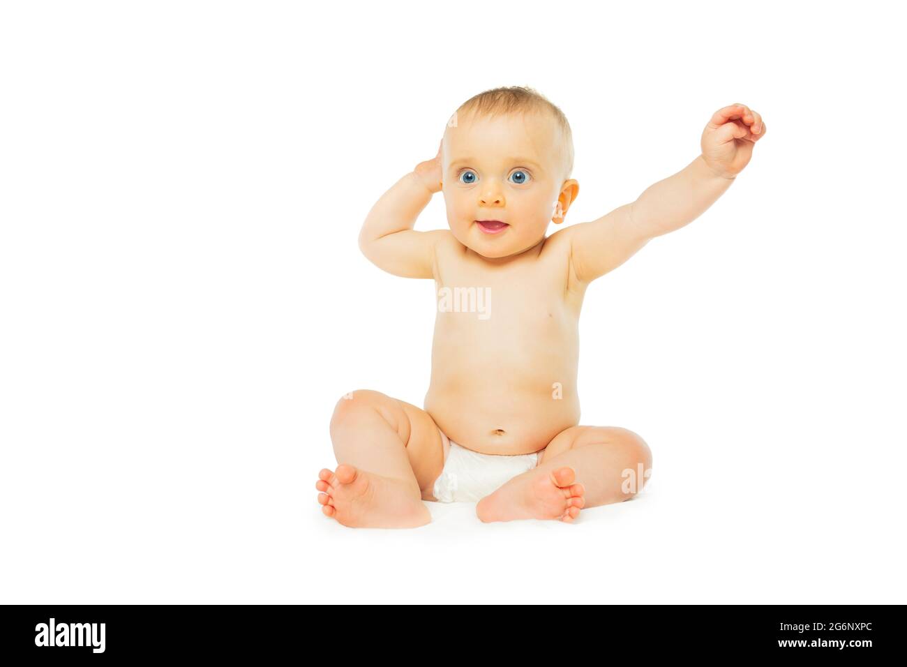 Baby Mädchen in Windel isoliert auf weißen Lift Hände Stockfoto
