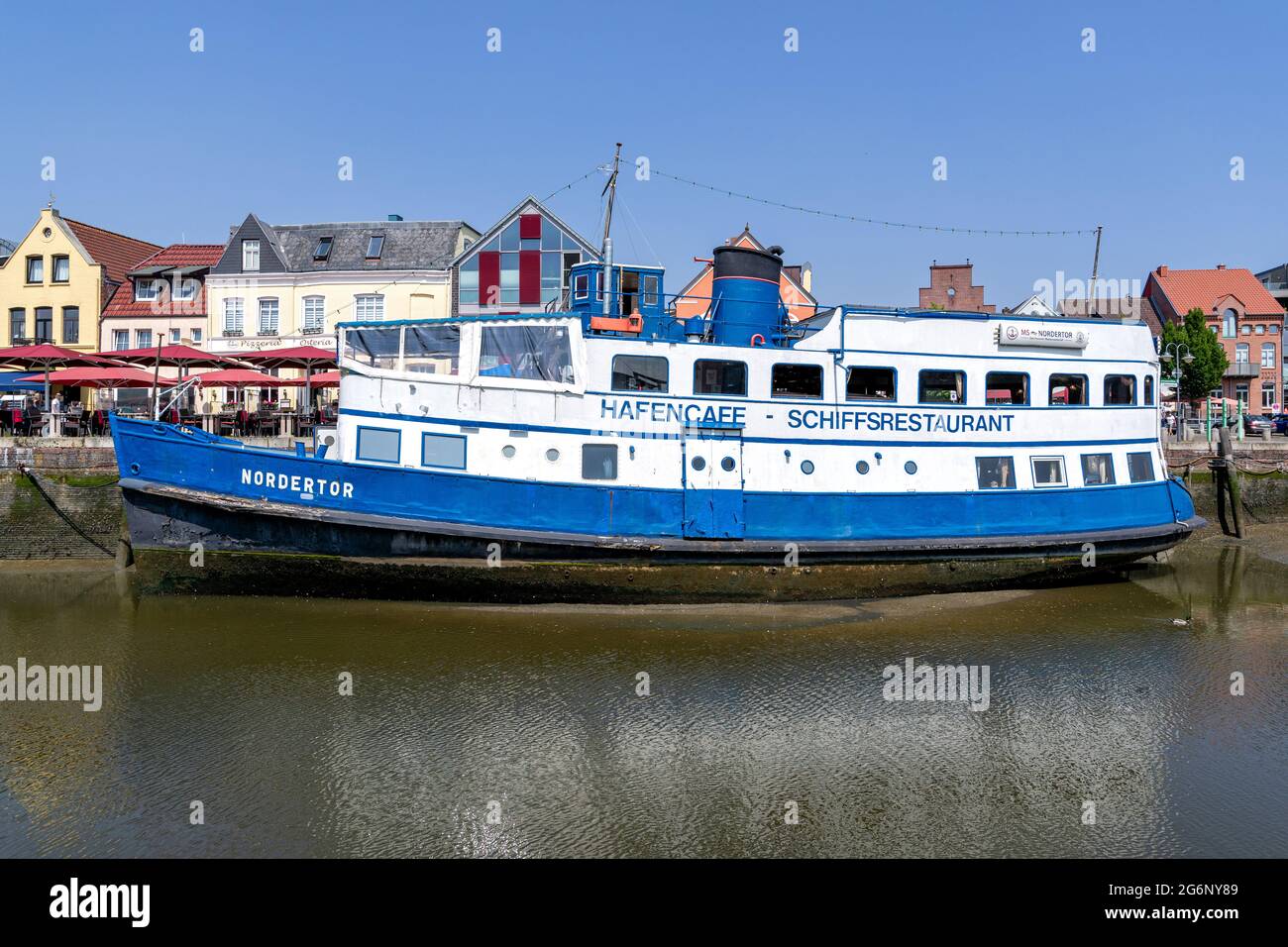 Restaurantschiff NORDERTOR bei Ebbe im Hafen von Husum Stockfoto