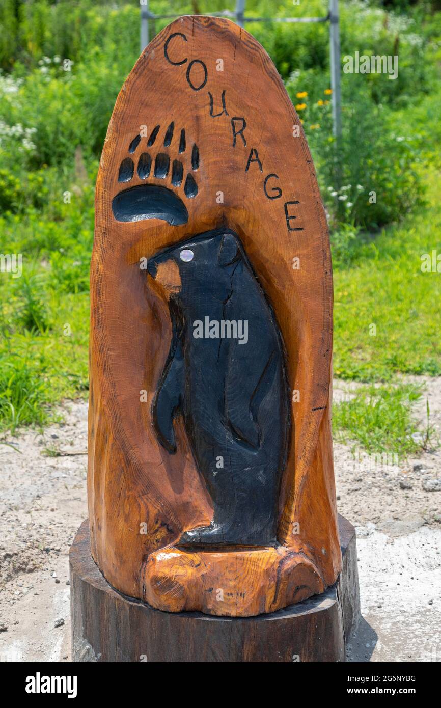 Port Huron, Michigan - eine der sieben Lehren für Großvater, indianische Werte, die in Holzschnitzereien entlang des Blue Water River Walk dargestellt werden. Th Stockfoto