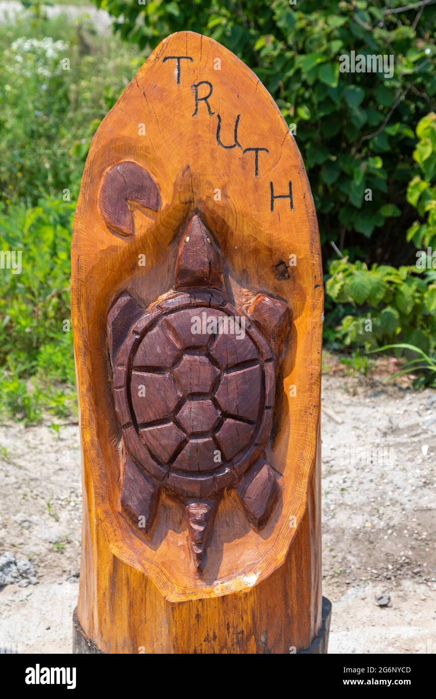 Port Huron, Michigan - eine der sieben Lehren für Großvater, indianische Werte, die in Holzschnitzereien entlang des Blue Water River Walk dargestellt werden. Th Stockfoto