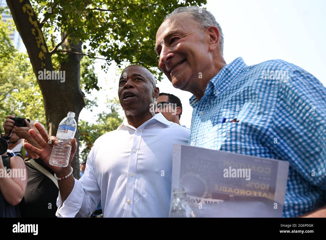 Der Präsident von Brooklyn, Eric Adams, und Senator Chuck Schumer, nehmen am 7. Juli 20 an der Heroes Ticker-Tape Parade entlang des Canyon of Heroes Teil Stockfoto