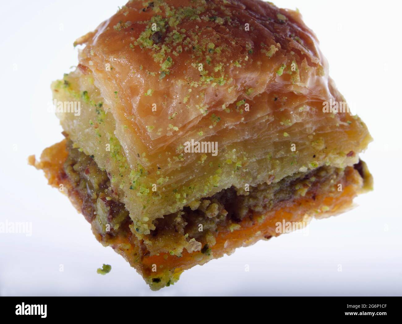 Ein süßes köstliches Sirupy frisch gebackenes türkisches Baklava Gebäck Dessert Up -Close isoliert auf weißem Hintergrund. Bereit zum Essen. Süßer Zahn Stockfoto