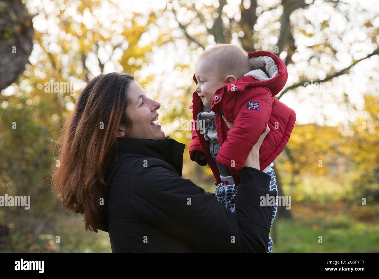 Eine Mutter mit ihrem Baby in einem Park Stockfoto
