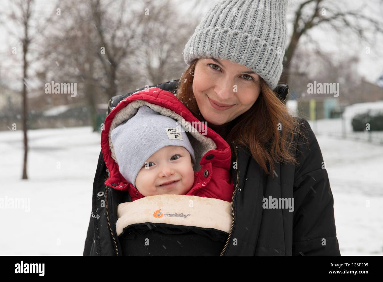 Ein Porträt einer Mutter und eines Sohnes an einem verschneiten Tag Stockfoto