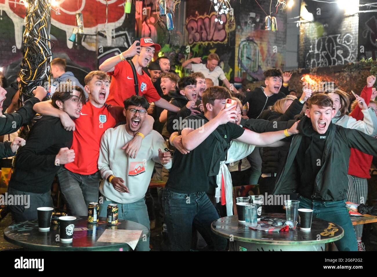Digbeth, Birmingham, Großbritannien 7. Juli 2021 Fans feiern ein Tor gegen Dänemark im Halbfinale der EM 2020. Die Fans brachen aus, als sie in der Big Fang Pop-up-Bar unter den Eisenbahnbögen im Stadtzentrum von Birmingham zuschauten. Bild nach Kredit: Sam Holiday/Alamy Live News Stockfoto