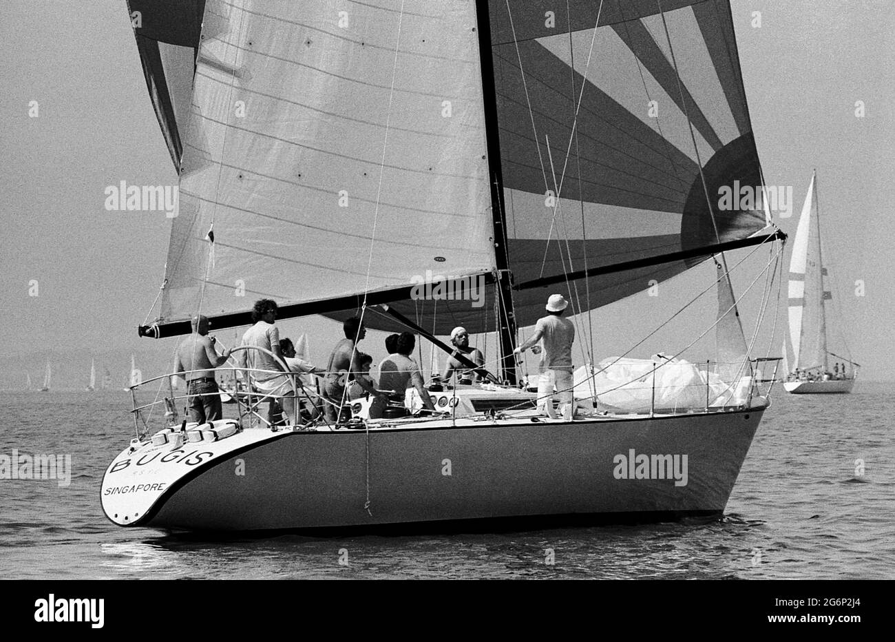 AJAXNETPHOTO. JULI 1979. SOLENT, COWES, ENGLAND. - SINGAPORE CUP YACHT - BUGIS BEIM START DES COWES-DINARD OFFSHORE RENNENS. FOTO: JONATHAN EASTLAND/AJAX REF:2790707 35 23 Stockfoto