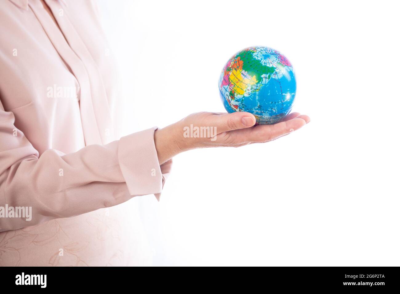 Frau hält den Planeten Erde in der Hand auf weißem Hintergrund, isoliert Stockfoto