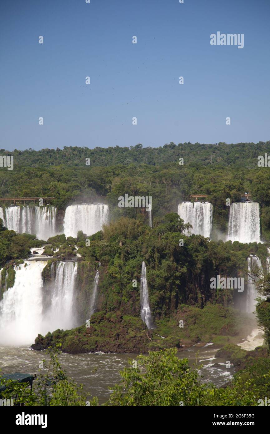Schöne Landschaft von mächtigen Foz do Iguaçu Wasserfall Brasilien. Stockfoto
