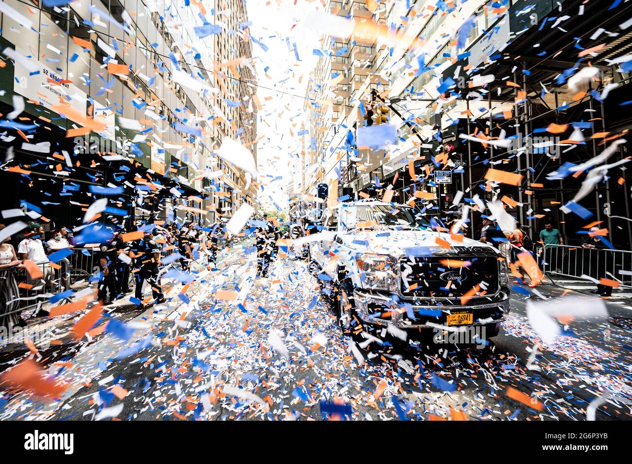 Juli 2021. 7. Juli 2021 - New York, NY, USA: Konfetti schweben in der Luft während der Ticker-Parade der New Yorker „Hometown Heroes“ zu Ehren wichtiger Arbeiter im Canyon of Heroes in New York City. (Foto: Michael Brochstein/Sipa USA) Quelle: SIPA USA/Alamy Live News Stockfoto