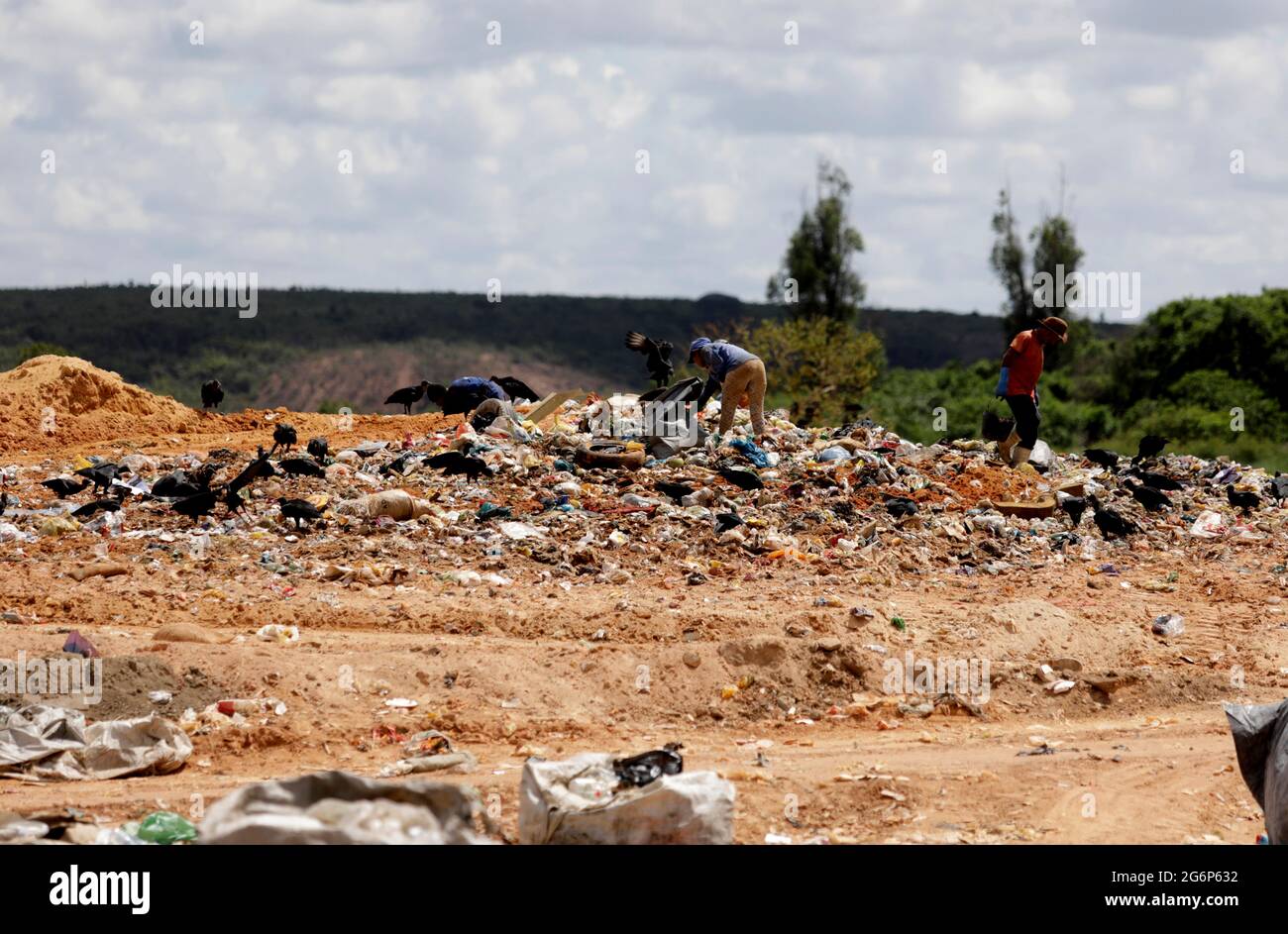alagoinhas, bahia, brasilien - 2. Mai 2019: Menschen werden gesehen, wie sie in einer Deponie auf der Suche nach Recyclingmaterial in der Gemeinde nach Müll stöbern Stockfoto