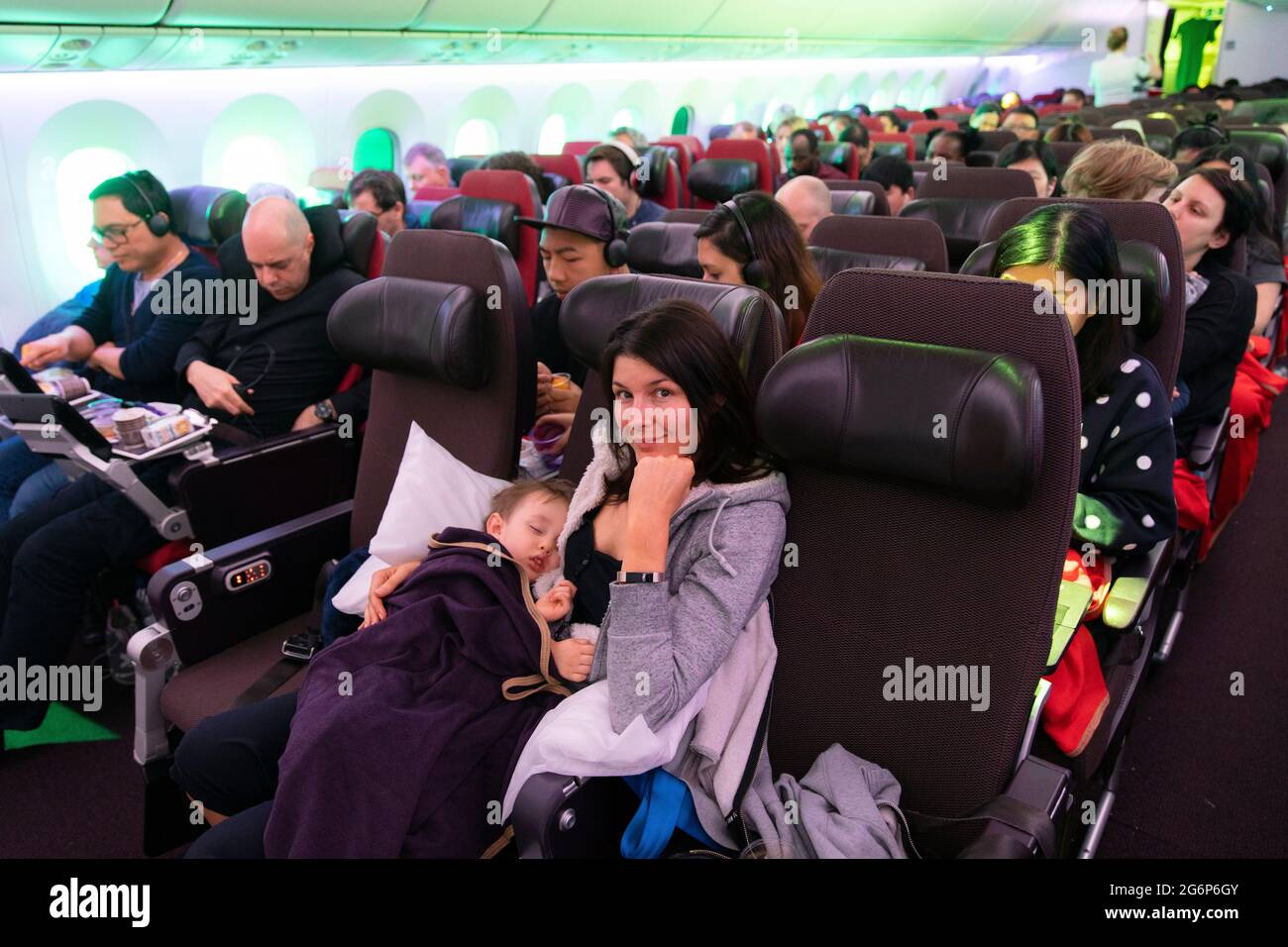 Eine Mutter und ein Kind auf einem Flug mit einem kommerziellen Flugzeug Stockfoto