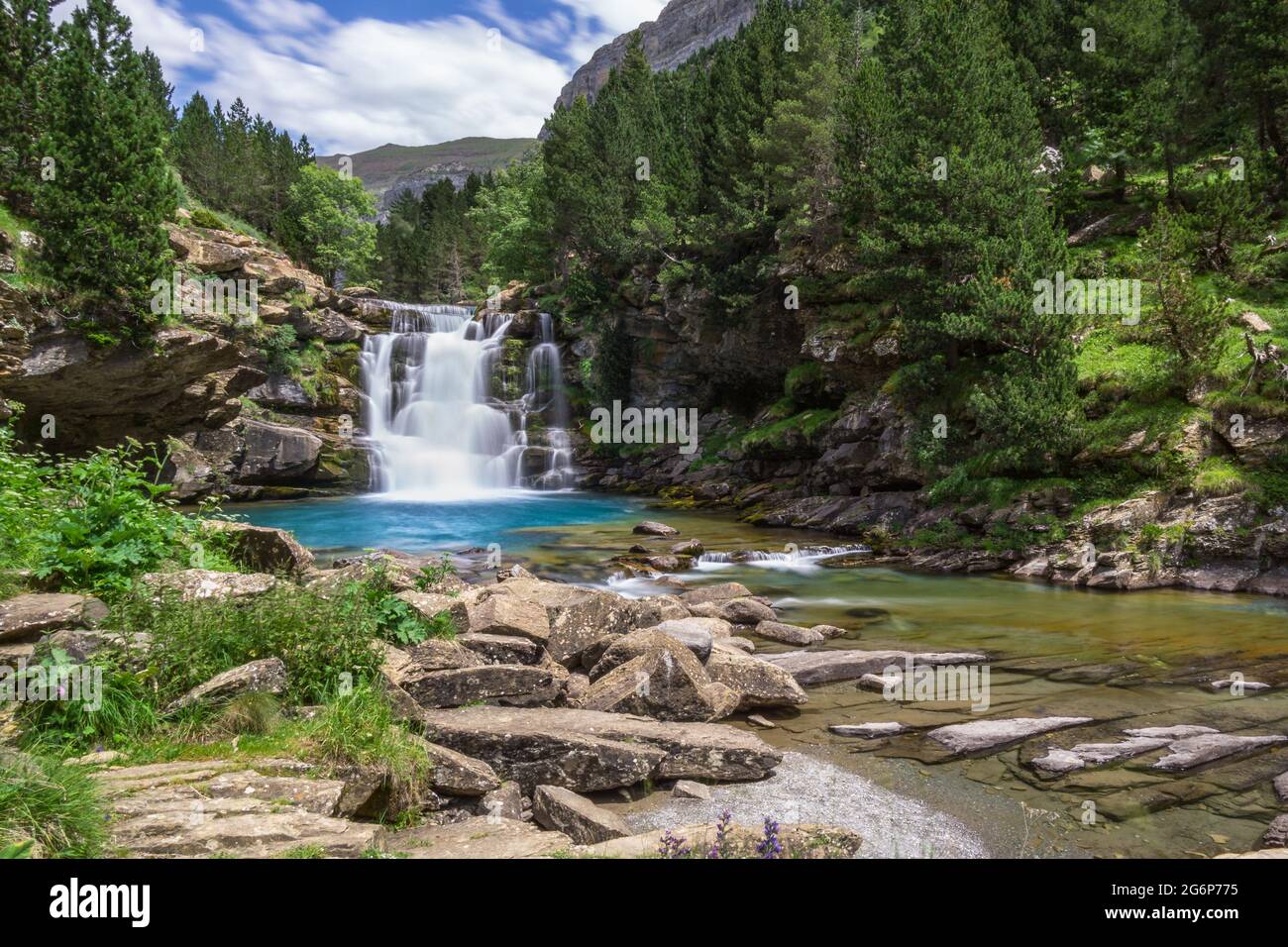 Langzeitbelichtung des Gradas De Soaso Wasserfalls am Arazas Fluss im Sommer, Ordesa Nationalpark, Huesca, Spanien Stockfoto