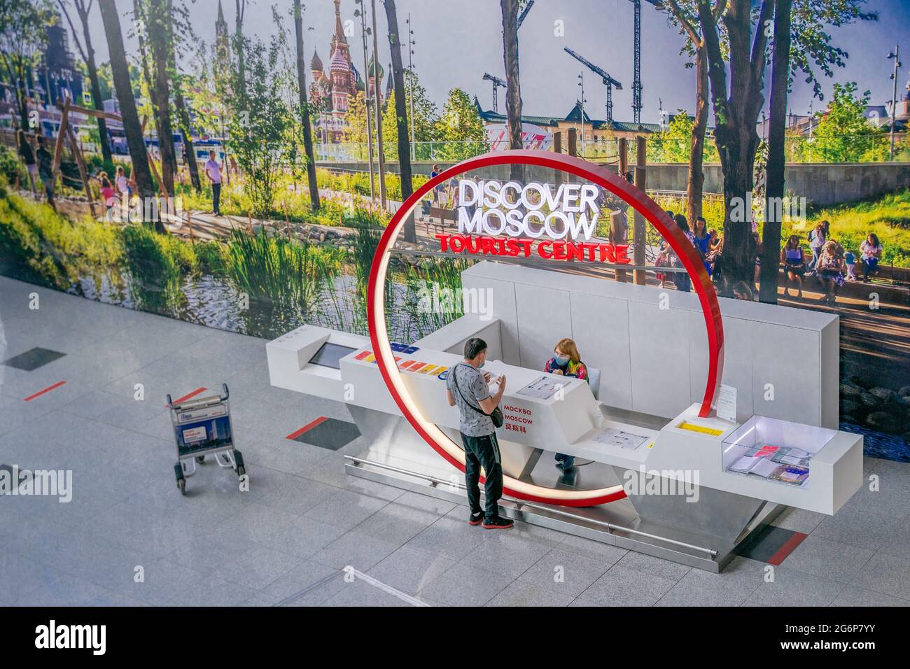 Mitarbeiter dient Touristen im Discover Moscow Tourist Center, Domodedovo International Airport, DME, Moskau, Russland Stockfoto